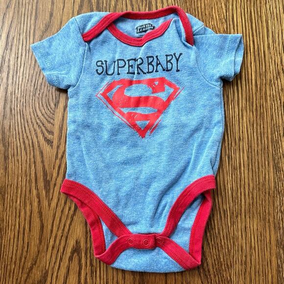 DC Comics Justice League Superhero onesie bodysuit set, size 6-9M (set of 2) - Picture 2 of 6